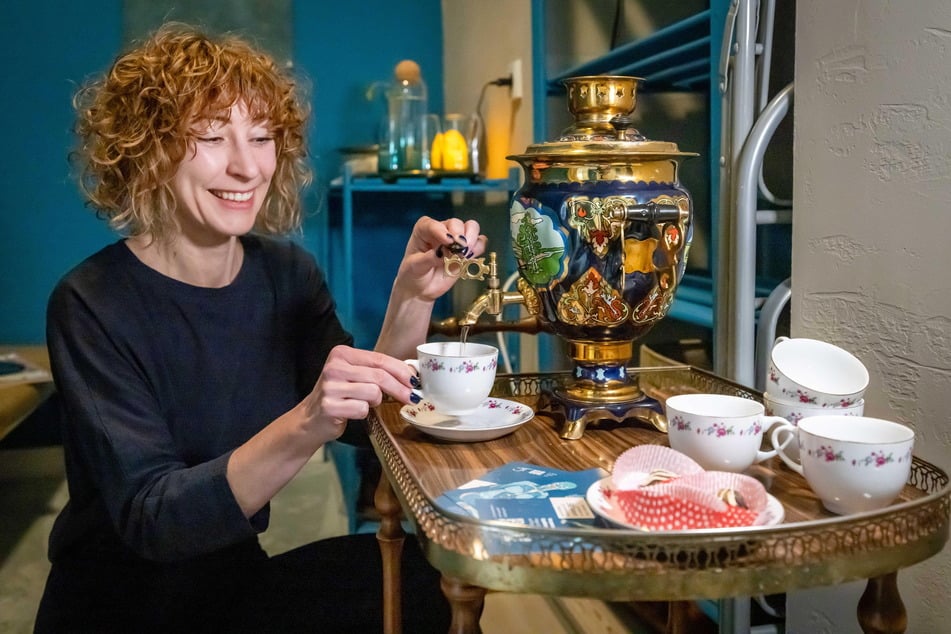 Ekaterina Krauss lässt einen Tee aus dem Samowar. Tee und gesunde Snacks gibt es bei den Kursen kostenlos zum Stärken dazu.