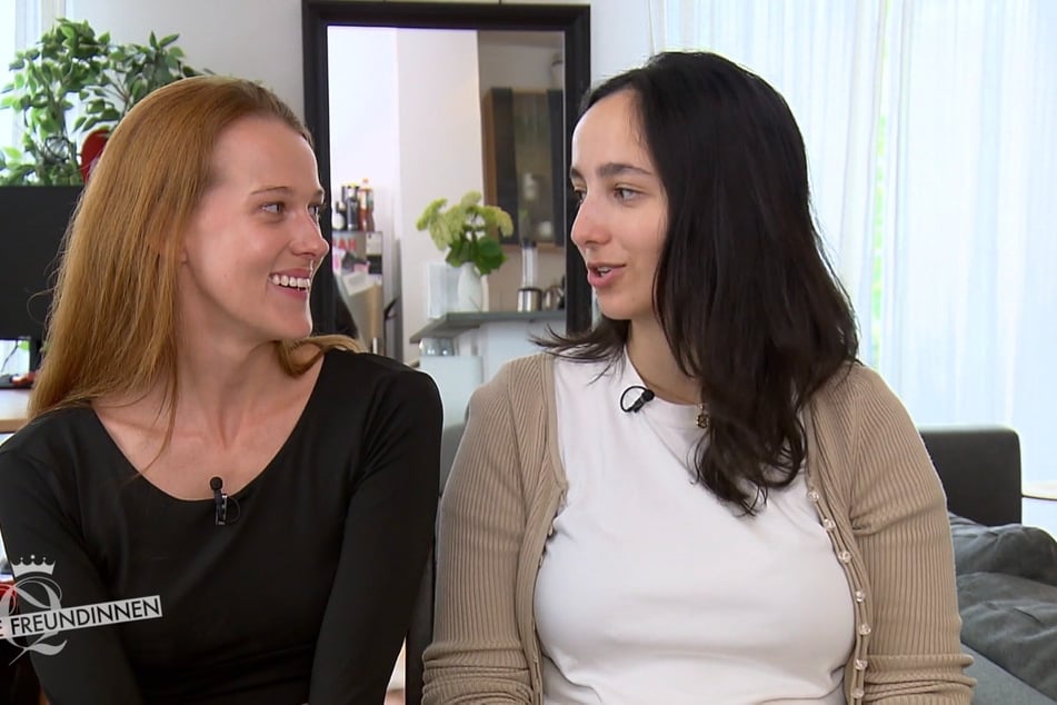 Laura (26, l.) und Amena (23) gehen am Montag als erstes Freundinnen-Paar auf Shopping-Tour.