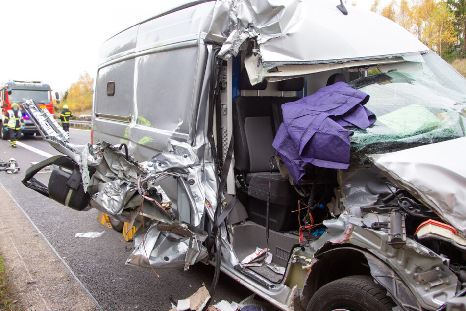 Unfall A73: Transporter mit Häftling fährt auf Lkw auf