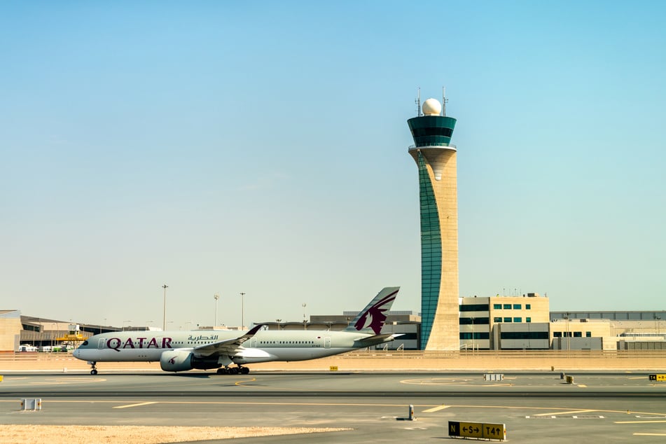 Nach der Landung in Doha (Katar) musste das Paar noch im Flugzeug verbleiben, bis die Leiche abtransportiert war. (Symbolbild)