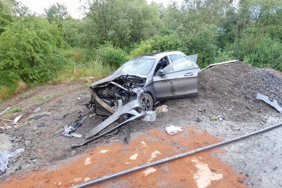 Der Mercedes war nach dem Unfall nur noch schrottreif und musste abgeschleppt werden.