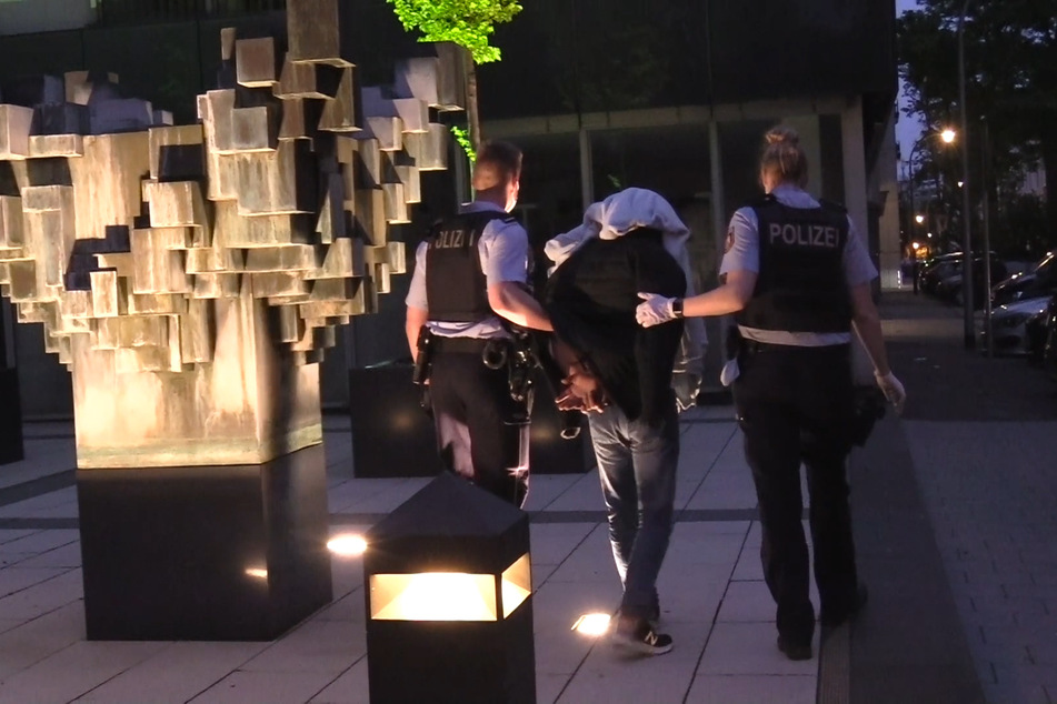 Bei der Durchsuchung der Wohnung des Verdächtigen (50) am Sonntagnachmittag fanden die Ermittler mehrere Anscheins- und PTB-Waffen.
