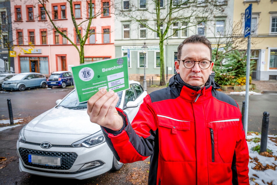 Stein des Anstoßes: Stadtrat Jens Kieselstein (43, FDP) fordert Anwohner-Parkausweise in digitaler Form.