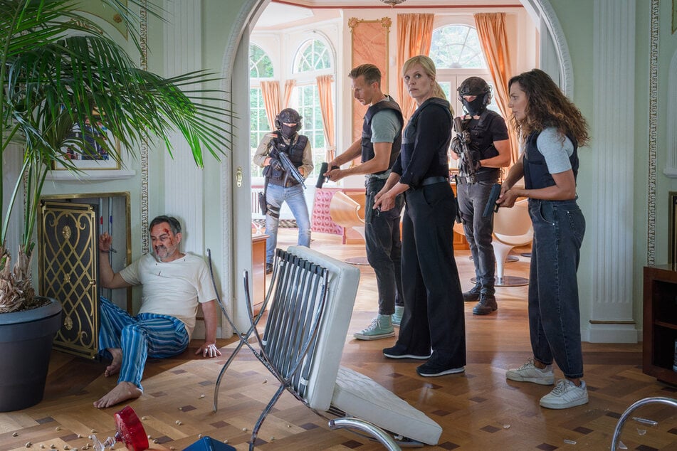 Kai Welke (Harald Schrott, 58, l.) scheint kein gutes Verhältnis zu seinem Sohn zu haben, dieser greift auf der Flucht vor der Polizei zu allen Mitteln.