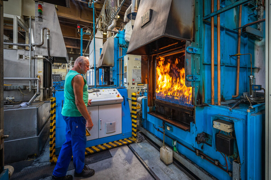 Am Chemnitzer Standort der HTM-Gruppe überwacht Anlagenbediener Dietmar Ehrig (66) einen der Kammeröfen, die den Stahl erhitzen.