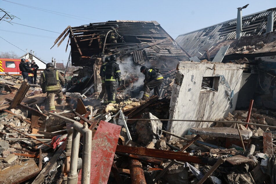Feuerwehrleute löschen ein Feuer in einem Privathaus nach einem russischen Drohnenangriff in Saporischschja.