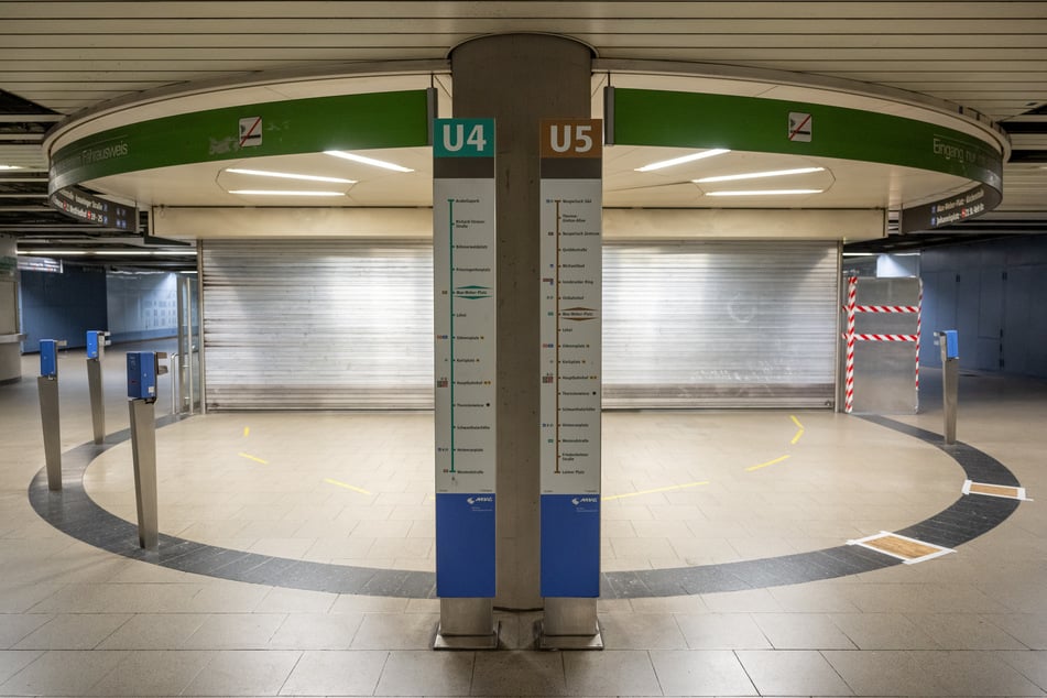 Am U-Bahnhof "Max-Weber-Platz" kam es zu einem Übergriff auf einen jungen Mann.