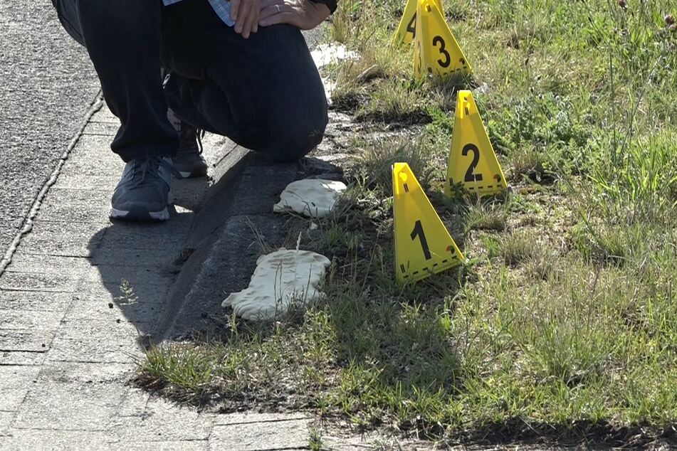 Die Polizei stellte den Tätern an der A30 eine Falle. Doch die Automatensprenger durchbrachen die Absperrung. Ein Polizist feuerte mehrfach auf das Auto. Die Spuren zeugen vom Einsatz.