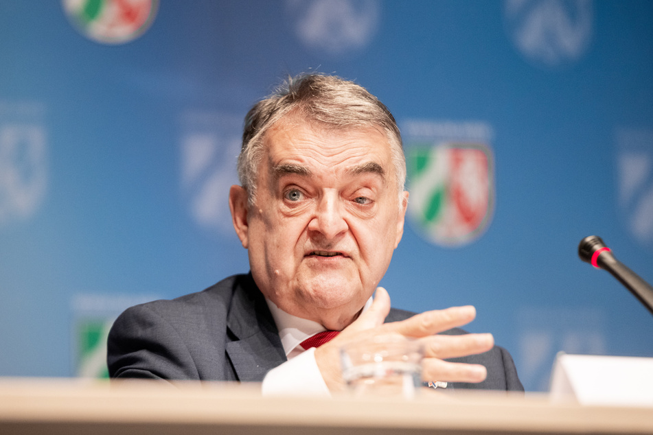 Herbert Reul (68, CDU), Innenminister von Nordrhein-Westfalen, kann das Ausmaß rechtsextremer Chat-Gruppen bei der Polizei noch nicht absehen.
