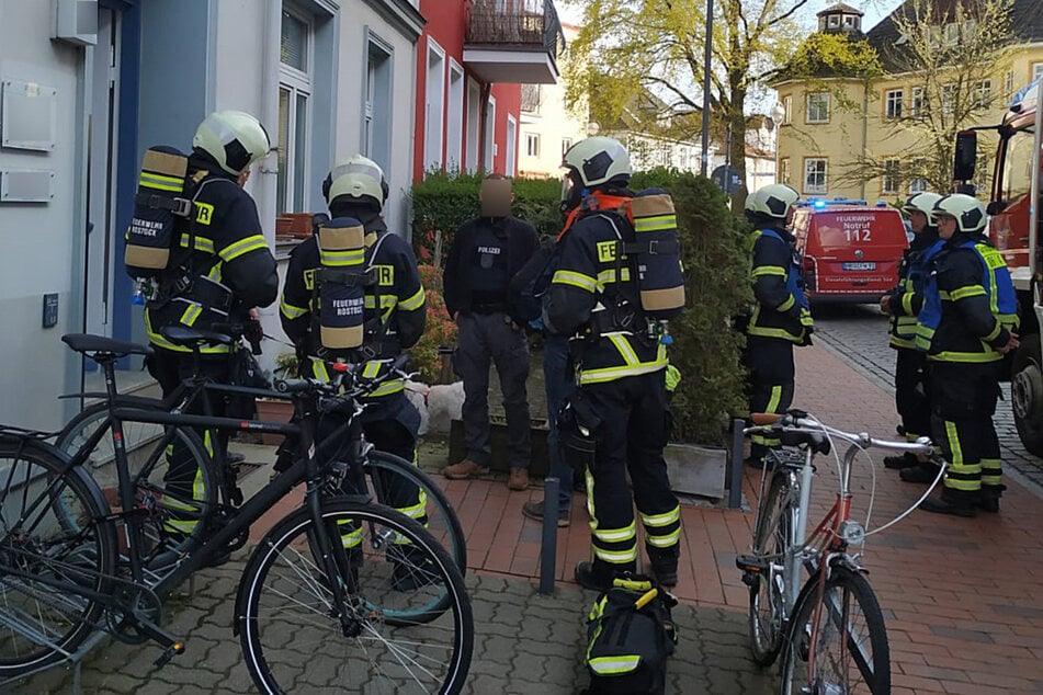 Am Mittwochabend musste ein Mehrfamilienhaus in Rostock evakuiert werden, nachdem bei einer Razzia hochgiftige Substanzen gefunden worden waren.