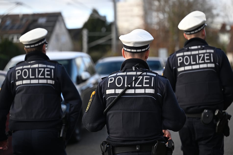 Insgesamt 33 Beamte waren bei der Razzia in Aue beteiligt. (Symbolbild)