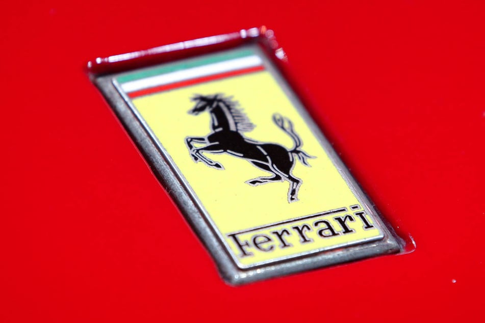 Plötzlich stand mitten im Wald ein roter Ferrari vor dem Wanderer. (Symbolfoto)