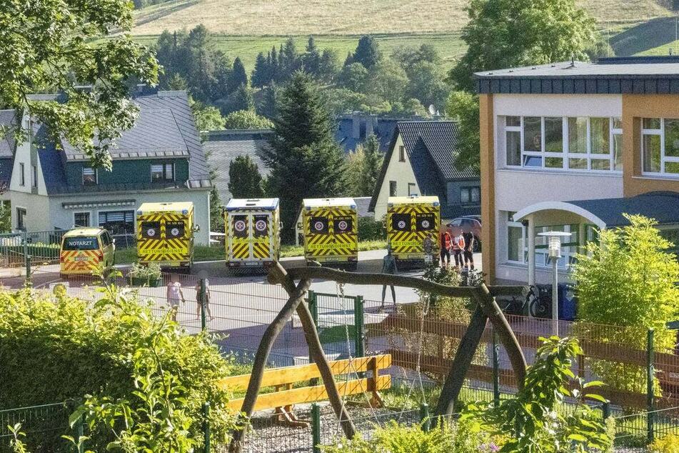 Mehrere Rettungswagen rückten nach dem Schulbus-Unfall im Erzgebirge an.