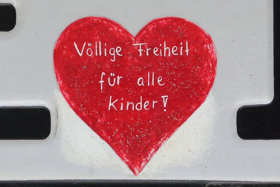 Das Lebensmotto der Familie, auf ein altes Nummernschild gemalt, das am zwangsgeräumten Haus an der Stephensonstraße 21 hängt.