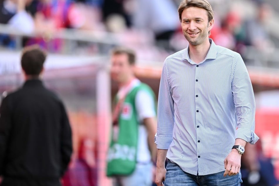Leverkusens Sport-Geschäftsführer Simon Rolfes (43) möchte trotz Kaderumbruch um einen Titel mitspielen. (Archivbild)