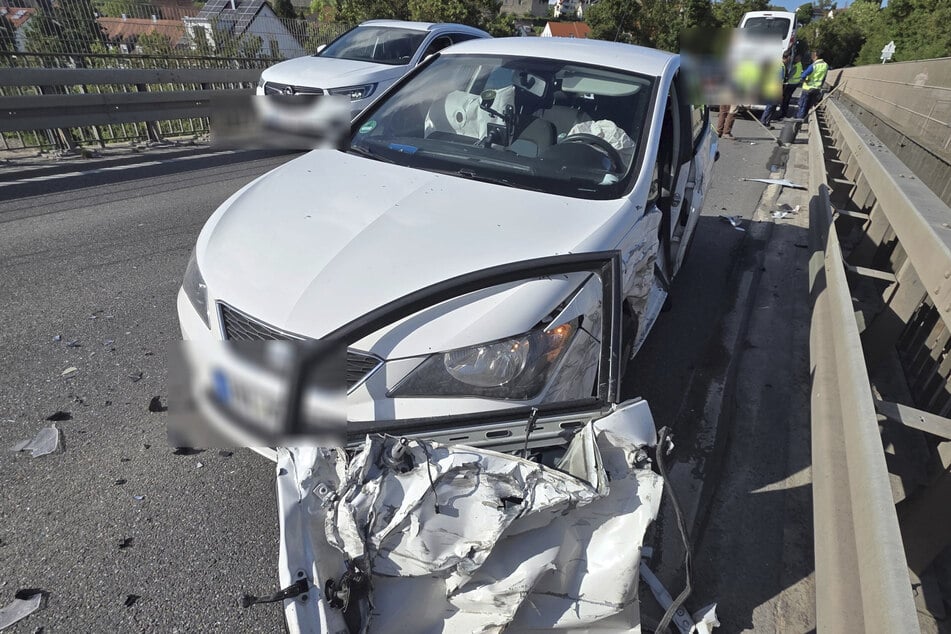 Betrunken in den Gegenverkehr gekracht: Autofahrer schwer verletzt