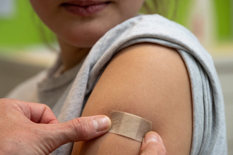 Die Impfung schützt laut RKI zu fast 100 Prozent vor bestimmten HPV-Typen. (Symbolbild)