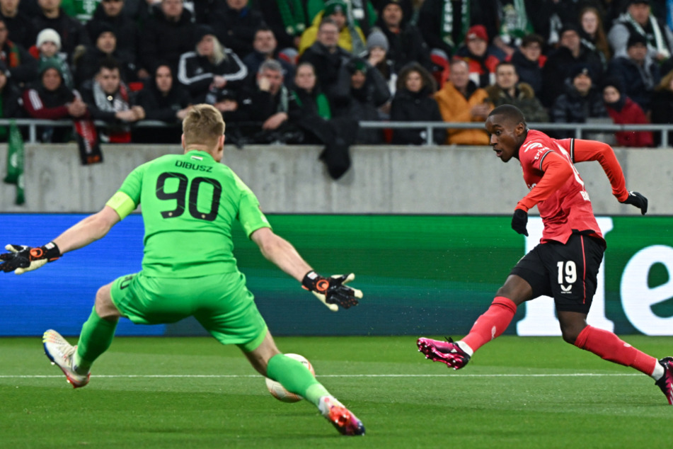 Moussa Diaby (r.) bleibt cool und netzt zum 1:0 für Leverkusen ein.