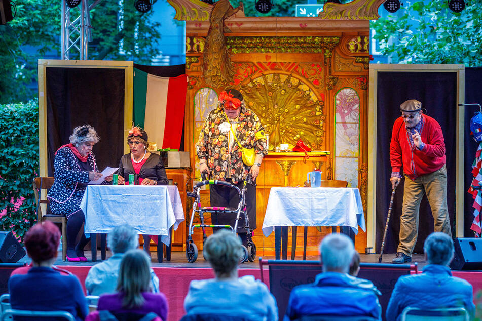 Das Radeberger Biertheater eröffnete den Sommergarten am Freitagabend.