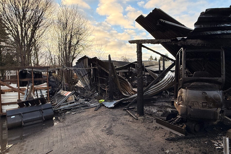 Lagerhalle im Norden brennt vollständig aus: Vier Bagger zerstört