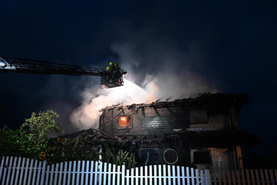 Der Brand des modernen Holzhauses wurde von mehreren Personen gemeldet.