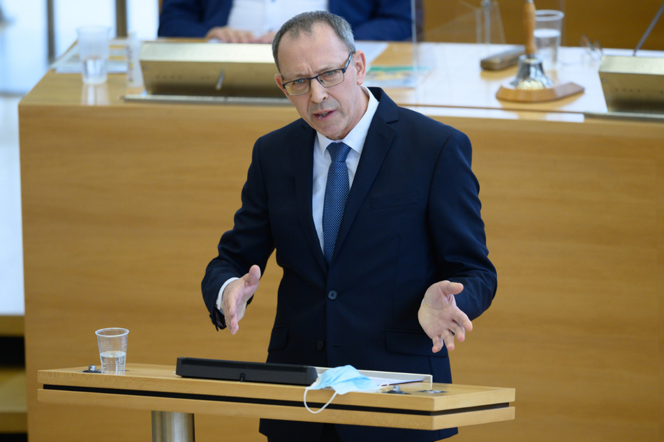 Jörg Urban spricht im sächsischen Landtag zu den Abgeordneten.