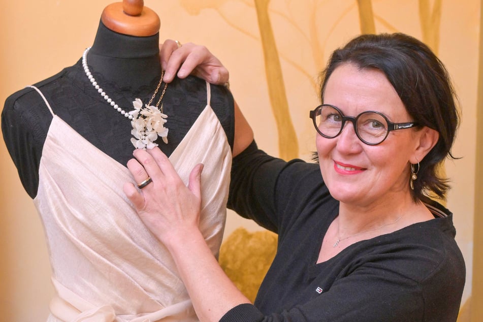 Goldschmiedin Barbara Oehlke (54) hat den Schmuck passend zum Kleid der Debütantinnen entworfen.