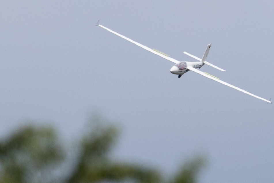 Die Pilotin musste mit ihrem Segelflieger auf der B28 notlanden. (Symbolbild)