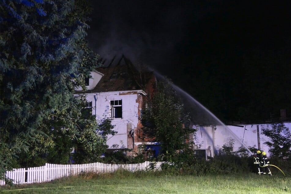 Die Feuerwehrkräfte konnten den Brand erst nur von außen löschen.