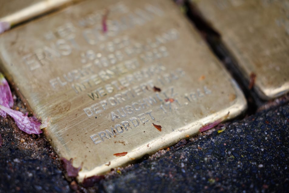 Rund 2800 Stolpersteine erinnern vor den Häusern von Holocaust-Opfern in Köln an die Verbrechen des NS-Regimes.