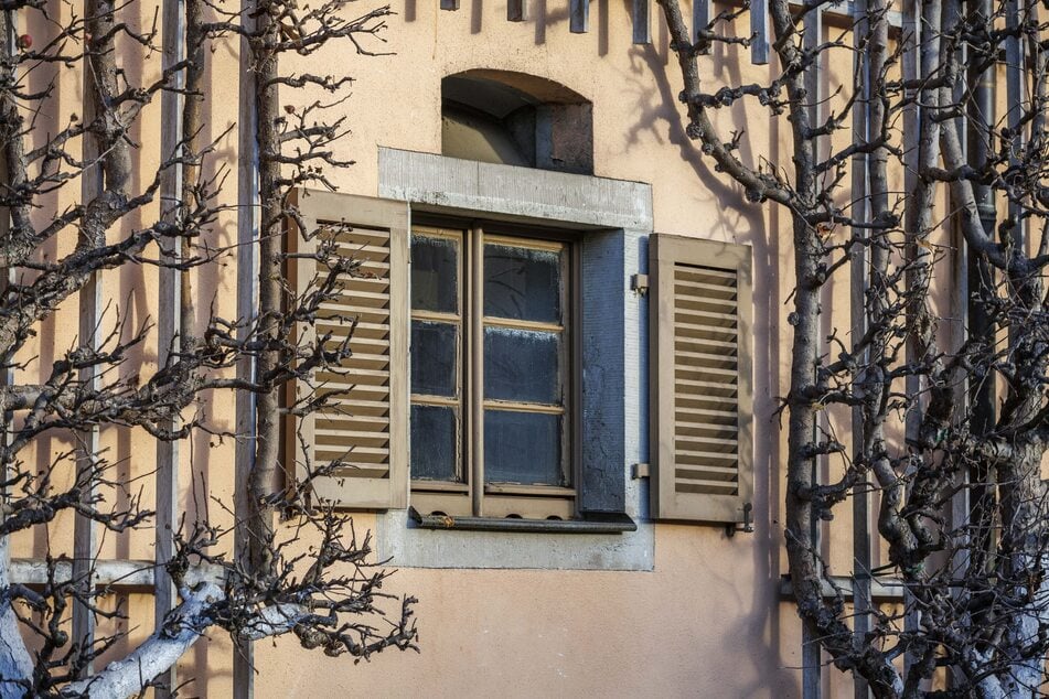 Die historischen Fensterläden an den Stallfenstern werden während der Silvesternacht geschlossen.