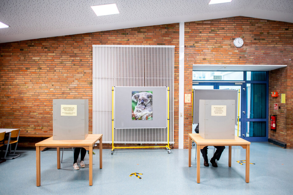 Der Sicht, dass die Maskenpflicht den Mann in seinem Wahlrecht verletzte, folgte das Gericht nicht.