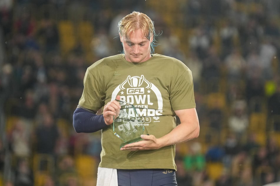 Fast schon demütig nahm Quarterback Rocky Lombardi die Trophäe als bester Spieler des Finals entgegen.