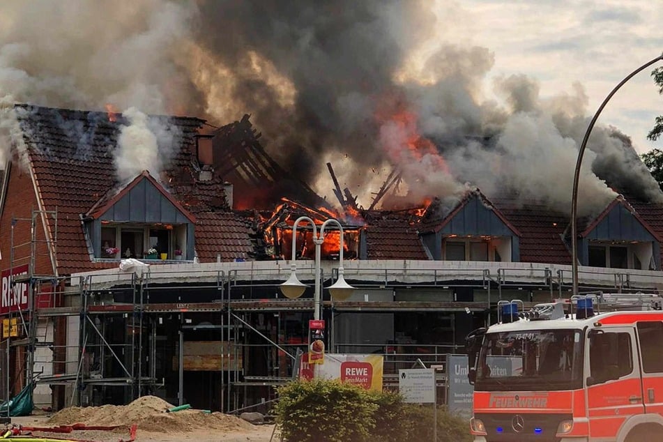 Hamburg: Großbrand vor den Toren Hamburgs! Dachstuhl von Rewe-Supermarkt steht in Flammen