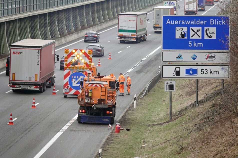 Achtung, Tempo 80! Ein Bautrupp flickt auf der A 4 zwischen Chemnitz-Mitte und Glösa Löcher in der Fahrbahn.
