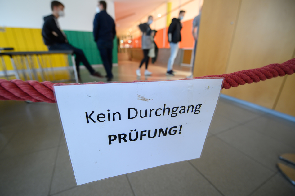 Unter strengen Schutzauflagen und nach einem Schuljahr unter Pandemie-Begingungen haben am Freitag in NRW die Prüfungen für das "Abi 2021" begonnen.