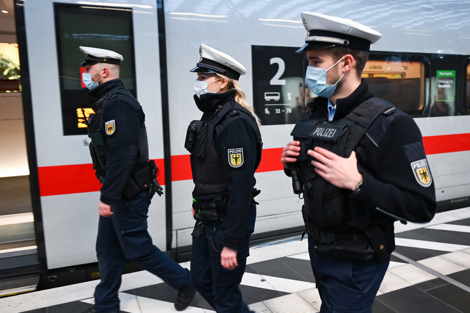 Bei einem landesweiten Aktionstag am 7. Dezember sollen in Bahnhöfen, Bussen und Zügen verstärkt Kontrollen der Maskenpflicht durchgeführt werden.