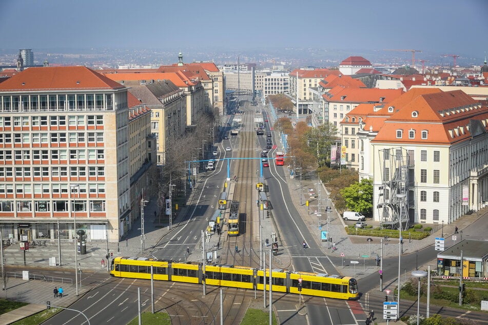 Den Gebäudekomplex Wilsdruffer Straße 15-19 (Bauzeit 1953 bis 1956) entwarf Konrad zusammen mit zwei weiteren Architekten.