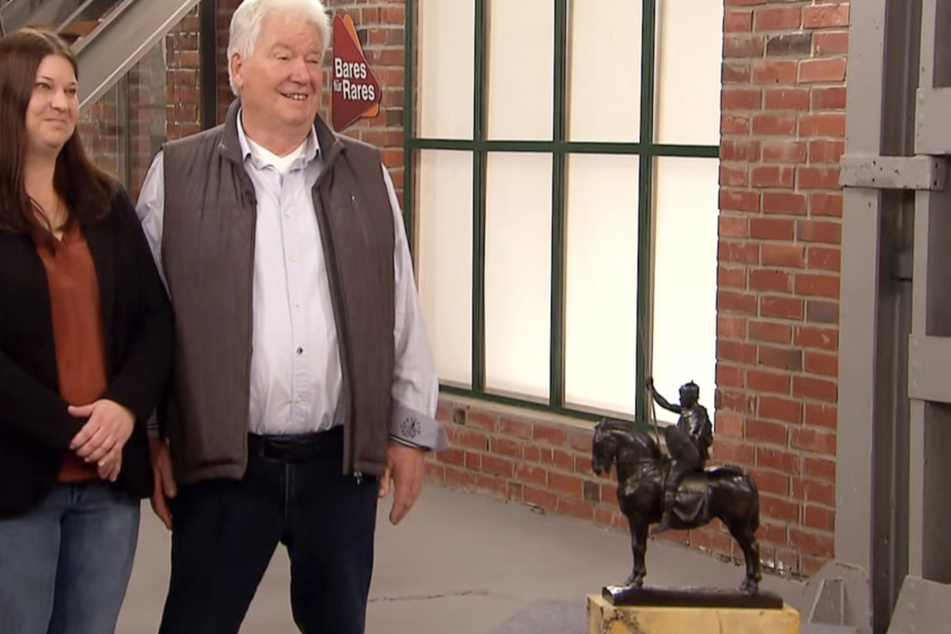Tochter Sarah Hain und Vater Michael Broch trennen sich von der Bronze-Statuette, nachdem diese 70 Jahre der Familie gehört hatte.