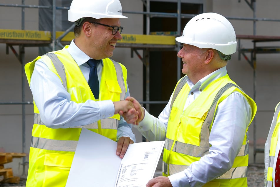 Danke für 10,35 Millionen Euro Fördermittel: Den Bescheid übergab Wirtschaftsminister Dirk Panter (52, SPD, l.) am Montag an Geschäftsführer Dany Schmidt (62).