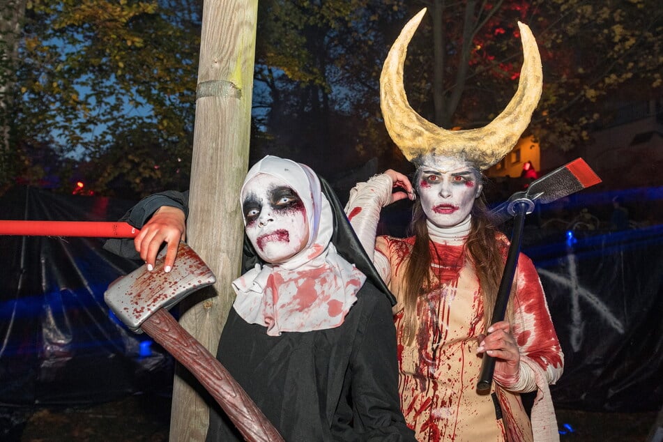 Schauriger Halloweeen-Rückblick ins Jahr 2021 - im Park der Villa San Remo spukt es gewaltig.