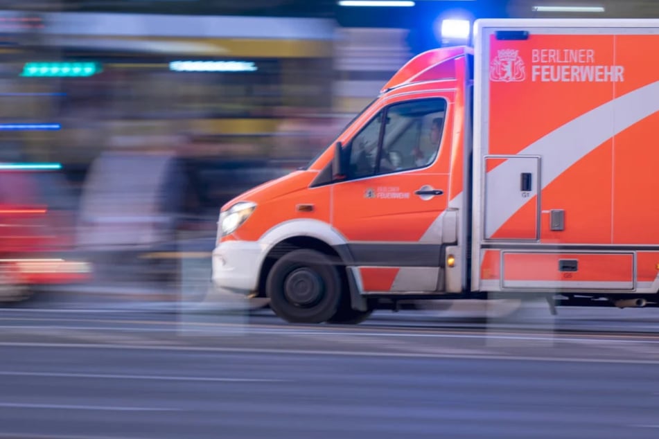 Rettungskräfte brachten den Biker (65) in ein Krankenhaus, wo er gut eine Woche später an seinen Verletzungen starb. (Symbolfoto)