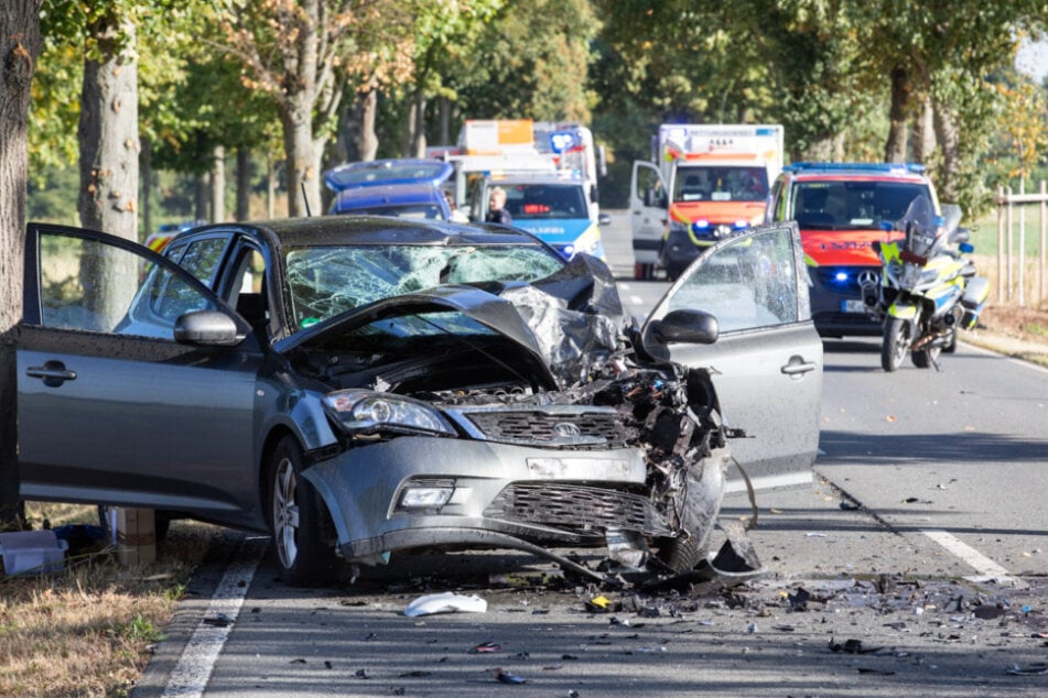 Offenbar scheint der Biker gegen die linke Vorderseite des Autos geknallt zu sein.