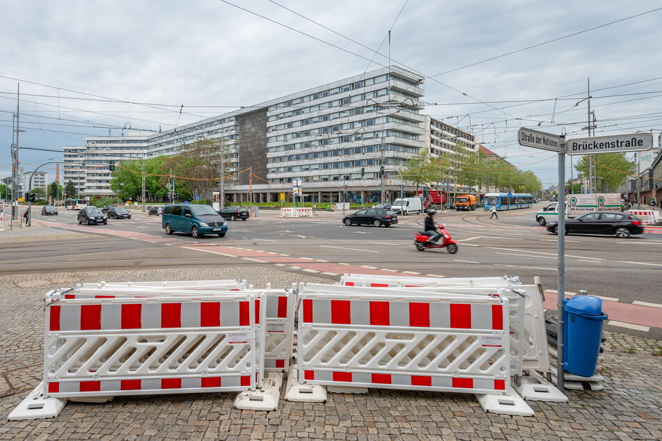 An der Kreuzung Straße der Nationen/Brückenstraße finden bald Bauarbeiten statt. Daher muss eine Linksabbiegespur gesperrt werden.