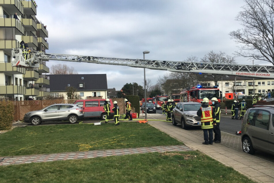 Die Feuerwehr kümmert sich um die verrauchte Wohnung.