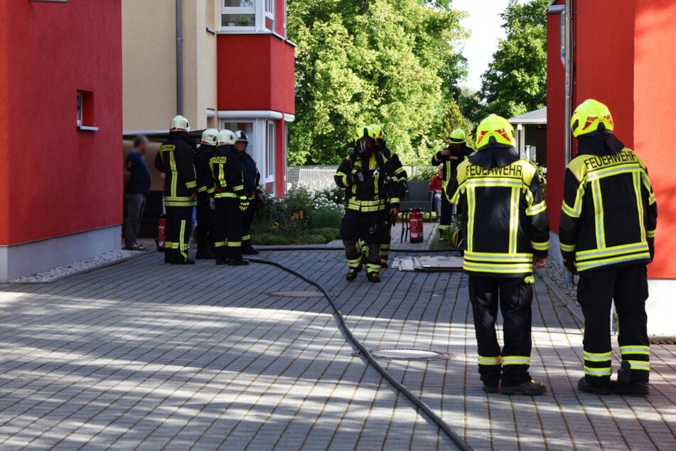 Feuerwehreinsatz im betreuten Wohnen in Lugau. In einem Anbau waren Pappen in Brand geraten.