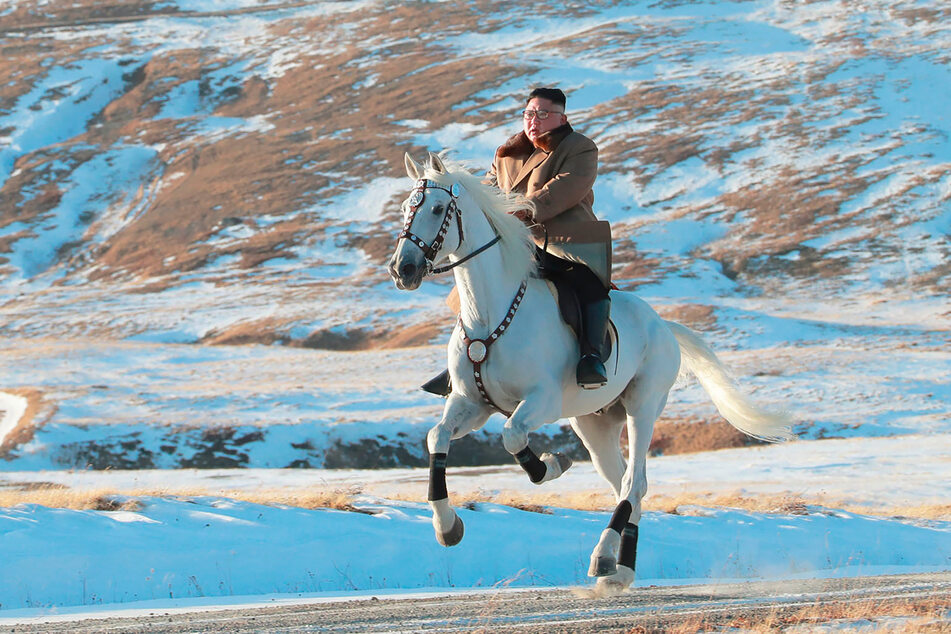 Der nordkoreanische Diktator Kim Jong Un (38) reitet auf einen Pferd. Er wirkt sehr konzentriert, will aber keine Munition nach Russland verkaufen.