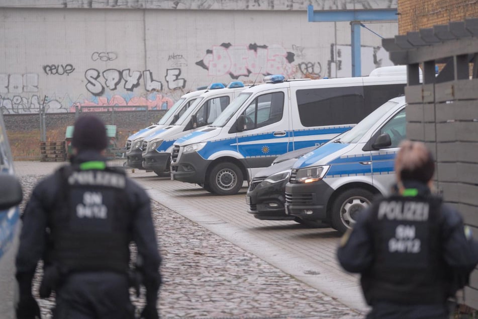 Gleich eine ganze Karawane an Einsatzfahrzeugen fuhr auf den Hof der Firmenzentrale.