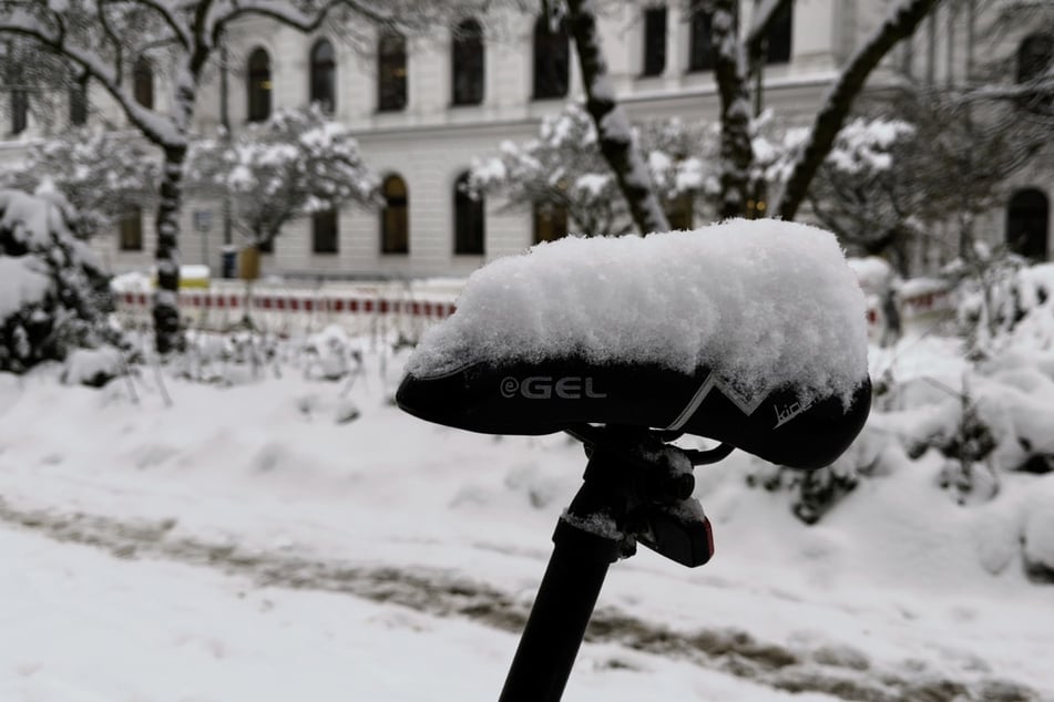 Der Schnee türmt sich in Hamburg immer weiter.