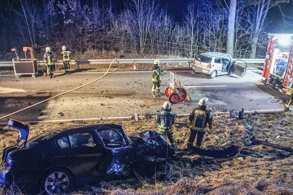 Nach dem Frontalzusammenstoß sind Einsatzkräfte an der Unfallstelle. Bei dem Unfall wurden drei Menschen verletzt.